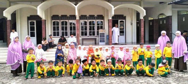 Tanamkan Akidah Sejak Dini, TK ABA VII Jalen Ajak Siswa Ikuti Salat Jumat di Masjid