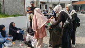 Mahasiswa PAI UMG Ajak Peserta Funwalk Jaga Kebersihan, Banjir Sumatera Jadi Pengingat