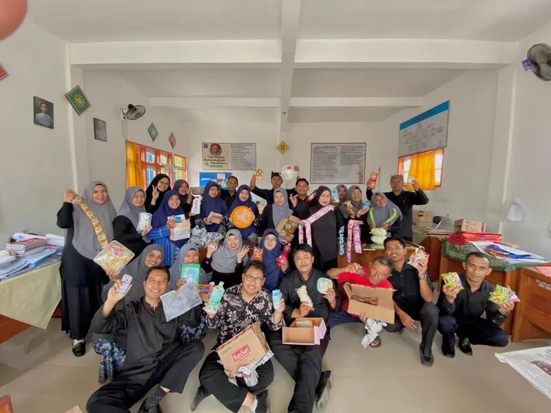 Peringati Hari Guru, Ini Keseruan Tukar Kado Guru dan Karyawan SMP Mutu Sempu