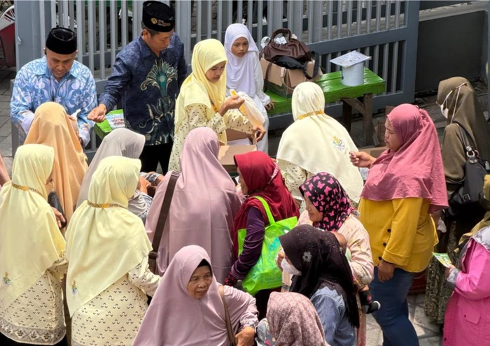 Semarak Milad ke-113 Muhammadiyah, Masjid Ar-Royyan Bagikan 380 Paket Sembako untuk Warga