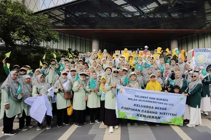 Kompak Berbalut Hijau, AUM–AUA Kenjeran Semarakkan Fun Walk Milad ke-113 Muhammadiyah