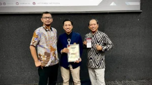 Kepala SD Muda Surabaya Raih Medali Perak dalam Kompetisi Poster Internasional di Malaysia
