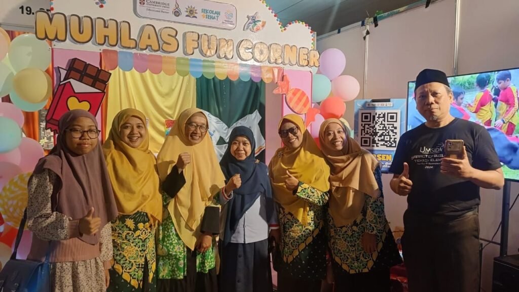 Penuh Warna, Stand SD Muhlas Manjakan Pengunjung dengan Aneka Media hingga Souvenir Mumu dan Icha