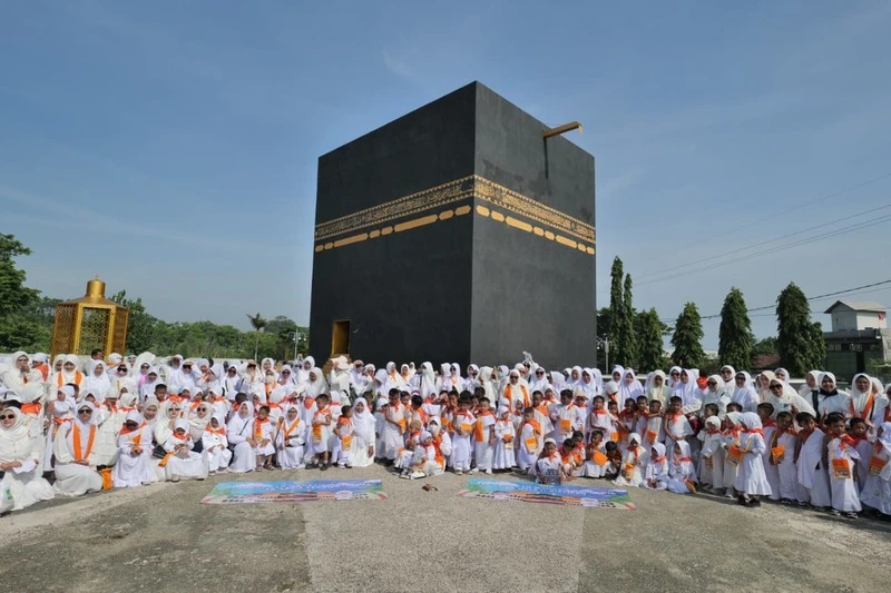 Ribuan Langkah Kecil Menuju Baitullah: Manasik TK ABA 2 Pendil dan KB Melati Aisyiyah Banjiri Miniatur Ka’bah