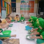Pembelajaran Life Skill Sejak Dini: Siswa TK Aisyiyah 1 Tanggulangin Belajar Mencuci dengan Gembira