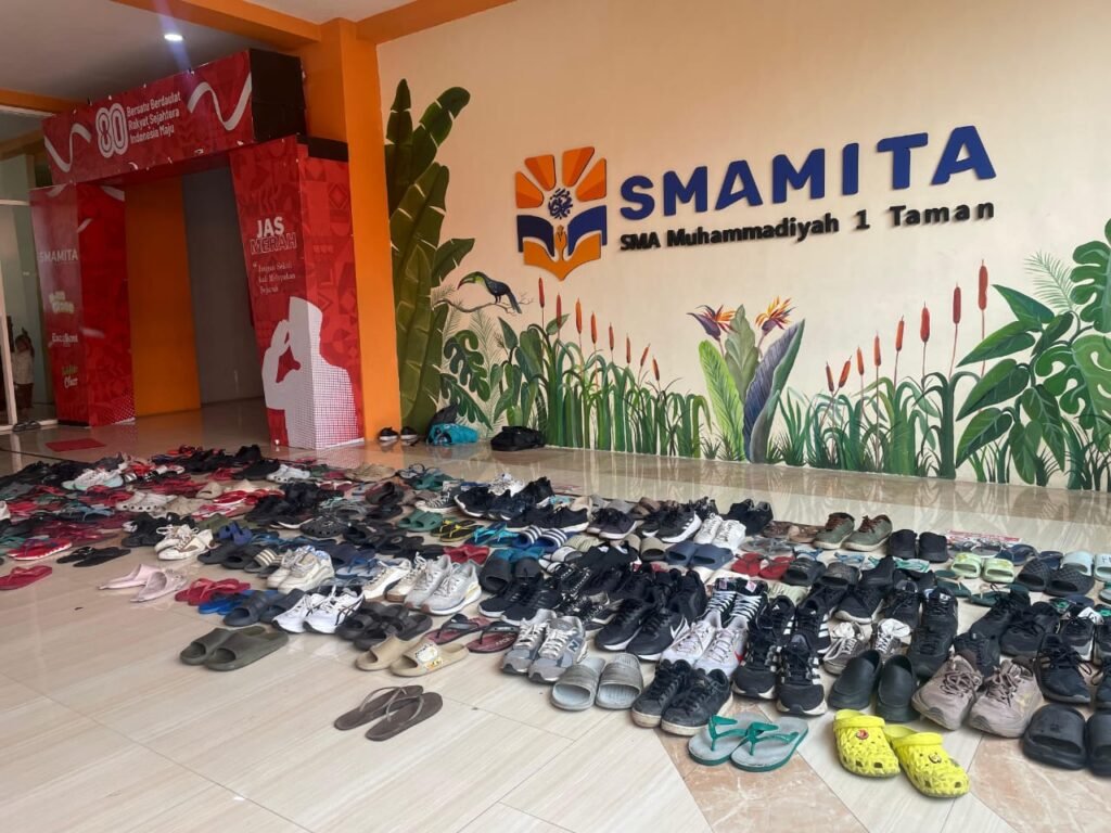 Kerapian Alas Kaki saat Salat Dhuha Jadi Pembiasaan Positif Bagi Siswa Sma Muhammadiyah 1 Taman