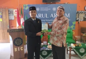 Pembukaan Darul Arqam PCM Barat Jadi Momen Spesial bagi Ustadz Isnawan, Terima Buku Sejarah Muhammadiyah Magetan