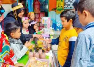 Friendpreneurship Sekolah Kreatif Baratajaya Ajak Siswa Belajar Berwirausaha Sambil Berdonasi