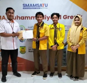 PR IPM Smamsatu Gresik Serahkan Hasil ‘Buwuh Kemanusiaan’ kepada Lazismu Gresik