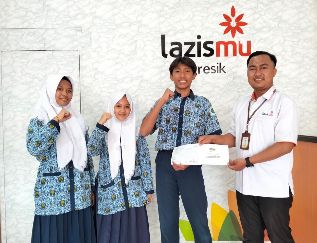 Siswa Spemutu Gresik Salurkan Donasi Bencana Sumatra Melalui lazismu Gresik