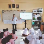 Siswa Kelas II Sekolah Kreatif Menganti Belajar Bahasa Rusia dalam Guest Teacher
