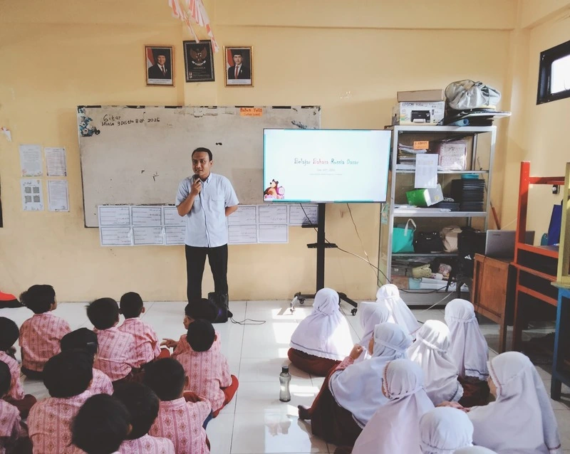 Siswa Kelas II Sekolah Kreatif Menganti Belajar Bahasa Rusia dalam Guest Teacher