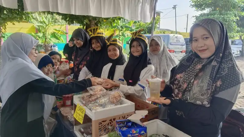 Ajarkan Berwirausaha dan Kemandirian Sejak Dini, Siswa SD Sakri Ikuti Market Day