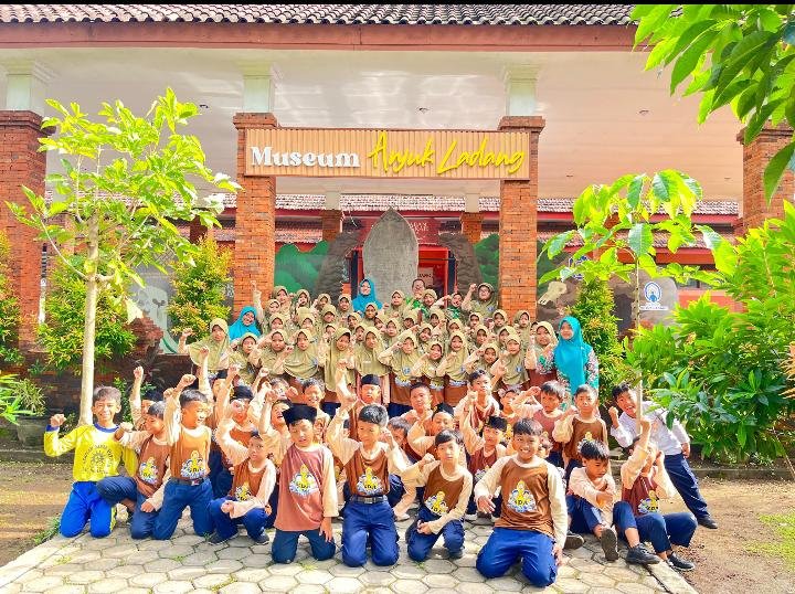 Siswa Kelas 3 SD Aisyiyah 1 Nganjuk Jelajahi Sejarah Nganjuk di Museum Anjuk Ladang