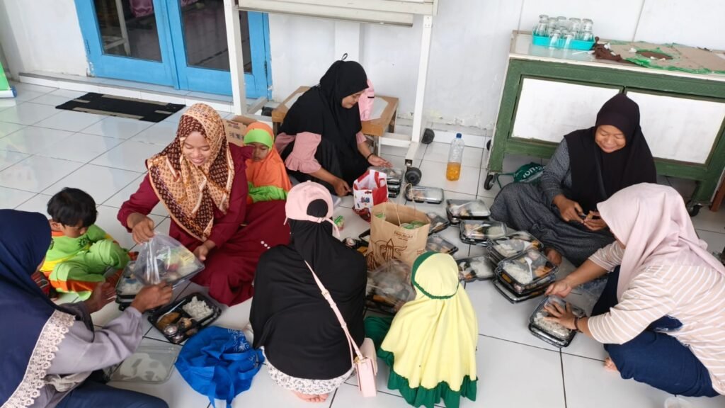 Sediakan Menu Penuh Semangat, Ikatan Wali Murid KB-TK Aisyiyah 49 Griya Kencana Kompak Datang Lebih Awal