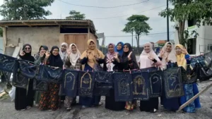 Peringati Hari Ibu, PCA Blimbing Dorong Kreativitas Perempuan lewat Pelatihan Membatik