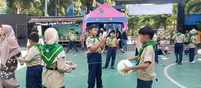 Ujian Praktik Kelas 6 SD Muhammadiyah 3 Ikrom: Siswa Antusias Membuat Lampion dari Benang