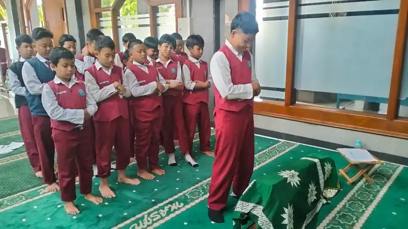 SD Ikrom Gelar Ujian Praktik Salat Jenazah, Bekali Siswa Keterampilan Hidup Berharga