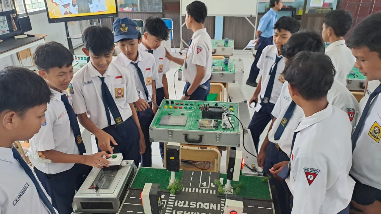 Bangun Masa Depan Gemilang: SMK Muhammadiyah 1 Kepanjen Kenalkan Fasilitas Bengkel Standar Industri