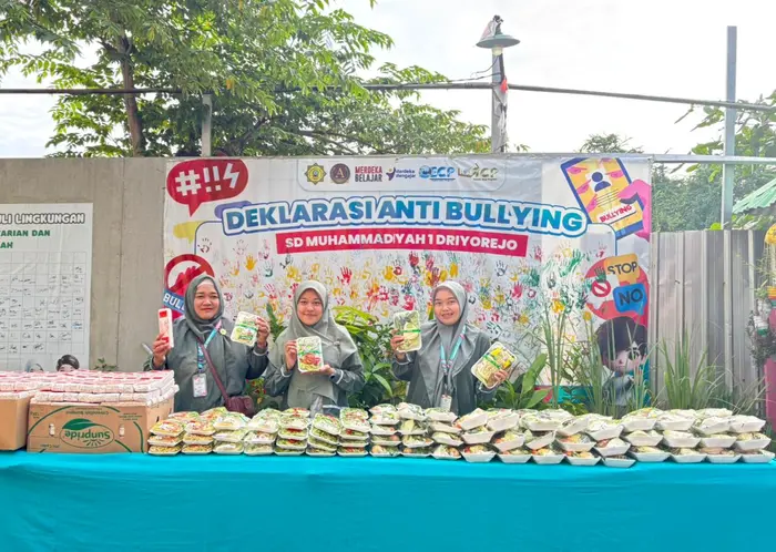 Peringati Hari Ibu, SD Mudri Bagikan 400 Paket Sayur Saat Pembagian Rapor