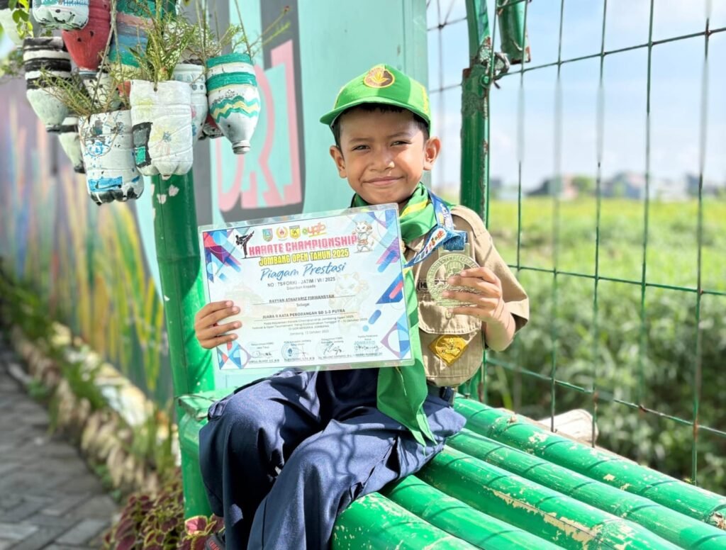 Tampil Gemilang di Karate Championship 2025, Siswa Kelas 1 SD Muhammadiyah 1 Driyorejo Gresik Raih Juara 2