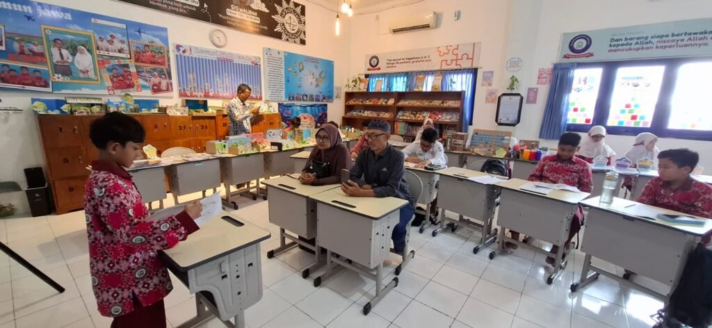 Ketika Anak Berani Bicara dan Berkarya: SLC SD Muhammadiyah Manyar Curi Perhatian Orang Tua