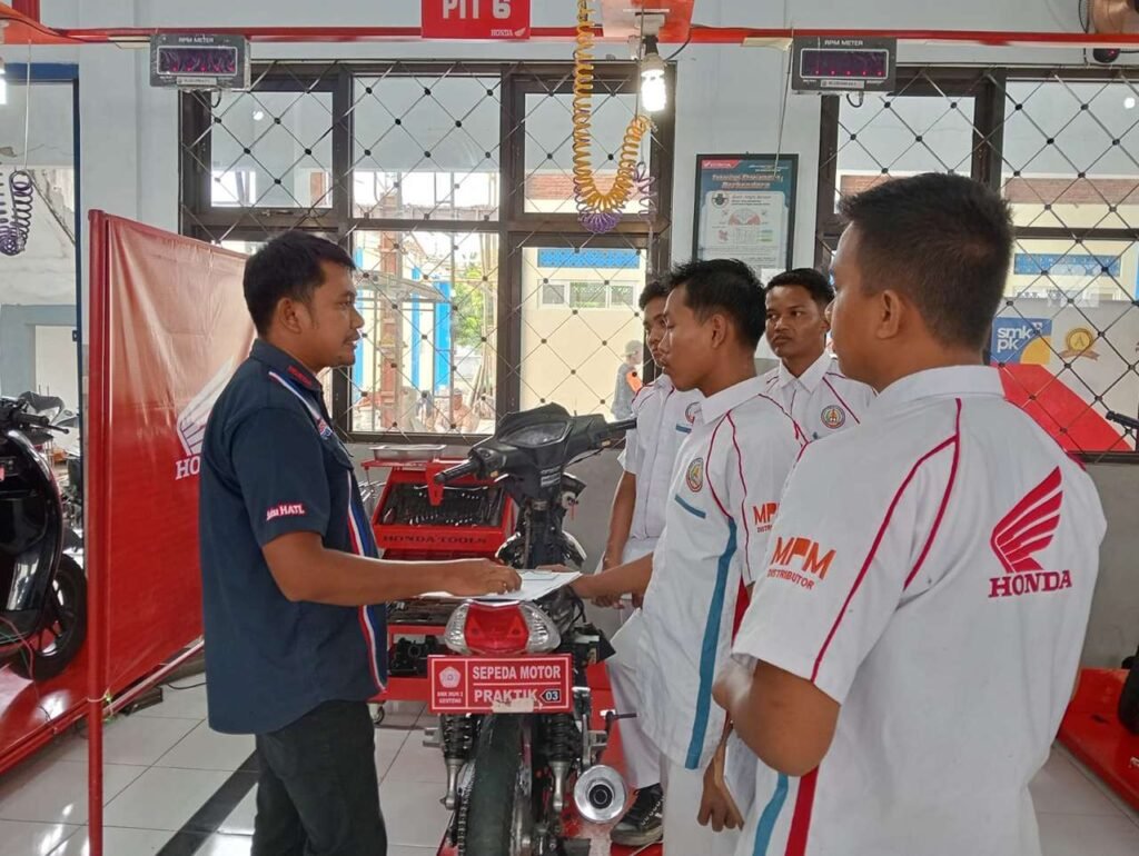 Menilik Pelaksanaan Ujian Kompetensi Keahlian Kelas Honda di TUK SMK Muda Genteng