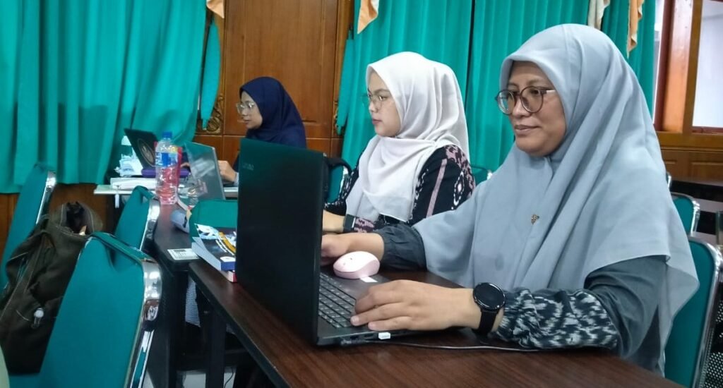 Guru SMP Muhammadiyah 12 GKB Ikuti Finalisasi Buku MIPA Bilingual di BBPMP Semarang