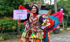 Mahasiswa Prodi Ilmu Komunikasi UMMAD Juara 2 Lomba Fashion Show dari Bahan Daur Ulang Sampah