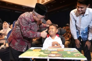 Terima Lukisan Siswa SLB, Mendikdasmen Tegaskan Gelar Karya Vokasi PKPLK 2025 sebagai Ruang Inklusif