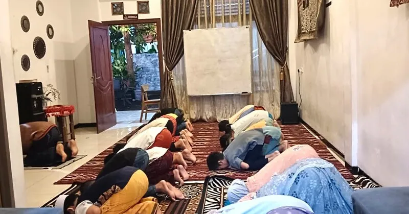Tahajud Berjamaah dan Tausiyah Penuh Makna Awali Hari Kedua English Camp SD Musix