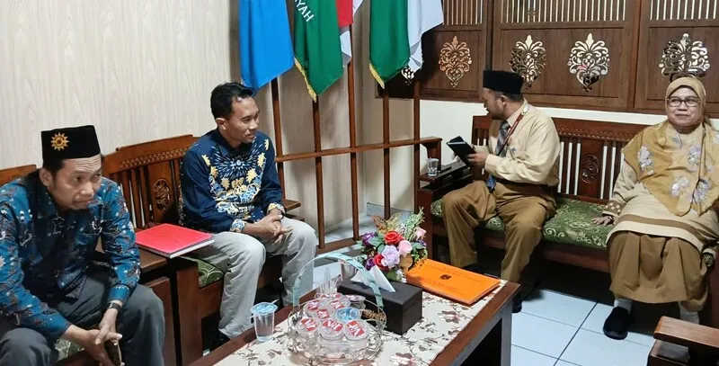 PCM Tulangan Peroleh Strategi Keberhasilan Mengelola Sekolah dari SD Muhammadiyah 1 Ketelan Surakarta