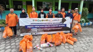 AMM Mojokerto Raya Salurkan Bantuan untuk Warga Terdampak Erupsi Semeru di Lumajang