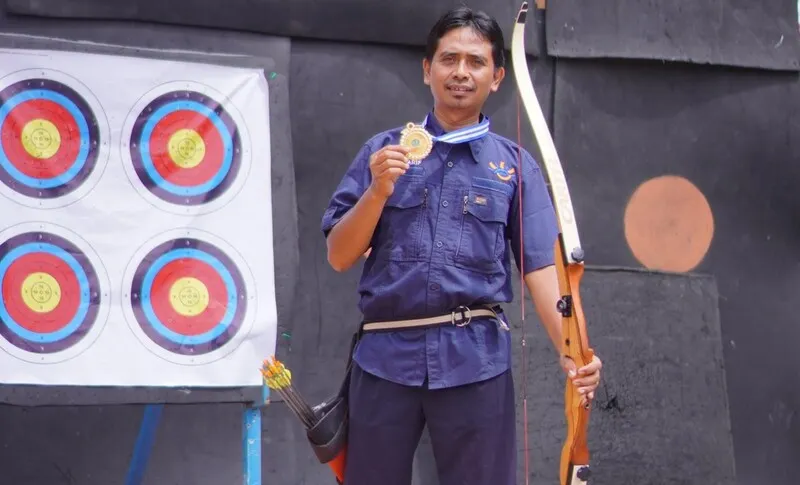 Guru Smamdela Raih Medali Emas di Bupati Gresik Invitational Archery Competition 2025