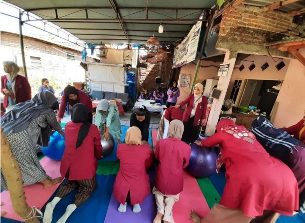 Prenatal Yoga Bantu Ibu Hamil Siapkan Persalinan Normal di Tanah Kali Kedinding Surabaya