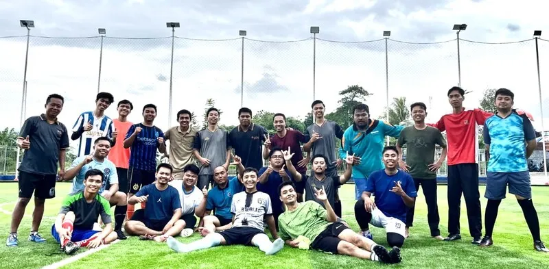 Tingkatkan Kekompakan, Guru SMK Muda Genteng Adakan Fun Match Mini Soccer di Joglo Tegalsari