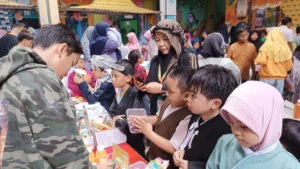 Dagangan Murah, Kostum Mewah: Entrepreneur Week SDM 16 Bikin Pembeli Lupa Pulang