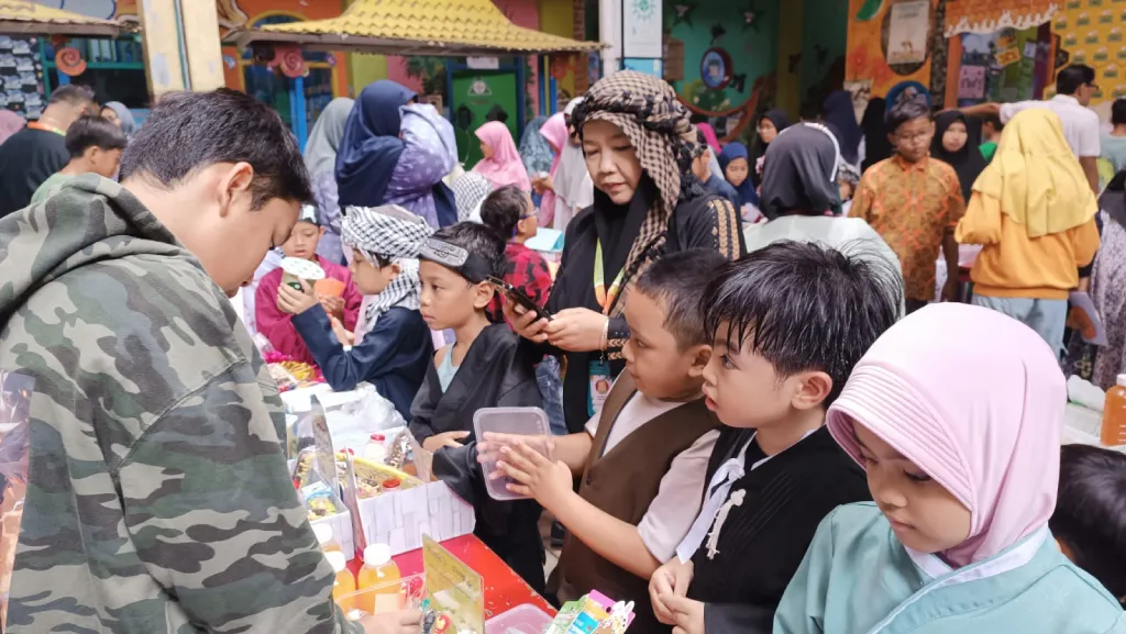 Dagangan Murah, Kostum Mewah: Entrepreneur Week SDM 16 Bikin Pembeli Lupa Pulang