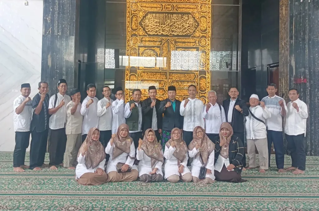 Takmir Masjid Muchsin Ali RSI Siti Aisyah Madiun Studi Tiru ke Masjid Al Fattah Tulungagung