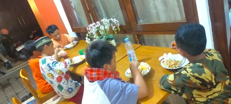 Kelezatan Nasi Goreng Sosis Bikin Peserta English Camp SD Musix Tambah Porsi hingga Empat Kali