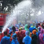 Belajar Keselamatan Tak Harus Tegang, SD Muhammadiyah 4 Zamzam Bermain Air Hujan Buatan Bersama Damkar