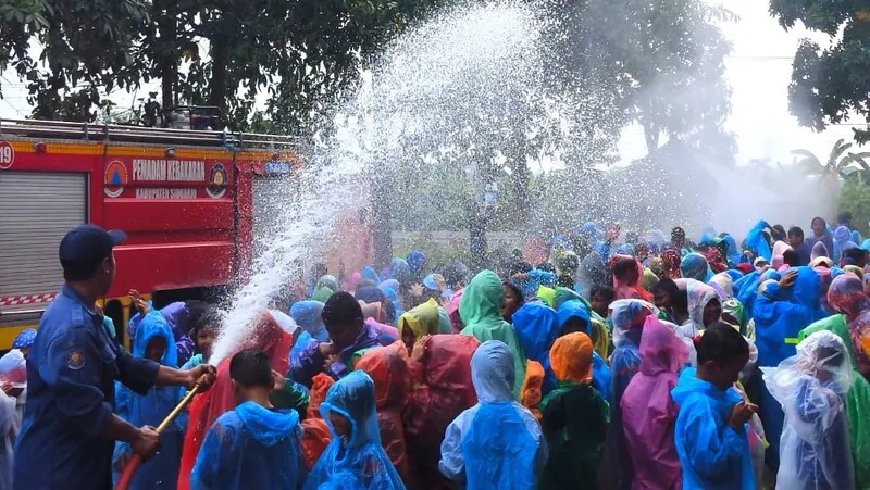 Belajar Keselamatan Tak Harus Tegang, SD Muhammadiyah 4 Zamzam Bermain Air Hujan Buatan Bersama Damkar