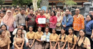 Kemendikdasmen dan Komisi X DPR RI Respons Cepat Banjir di Bali, Dua SMP Terima Bantuan
