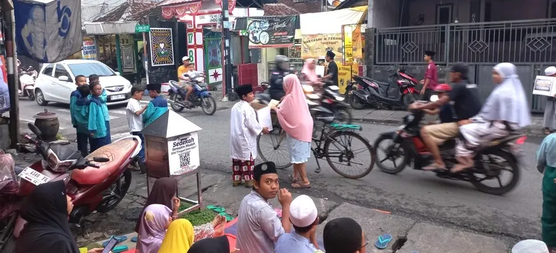 Seorang pengendara yang baik hati menyumbangkan sebagian hartanya untuk korban bencana di Sumatra. Foto: Istimewa.