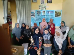 UMG Latih Petani Kiring Makmur Buat Bioplastik Ramah Lingkungan dari Air Nira