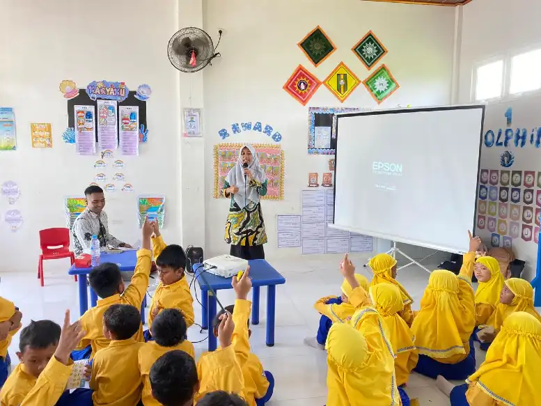 Guest Teacher Sekolah Kreatif Menganti Hadirkan Pembelajaran Komputer yang Menyenangkan