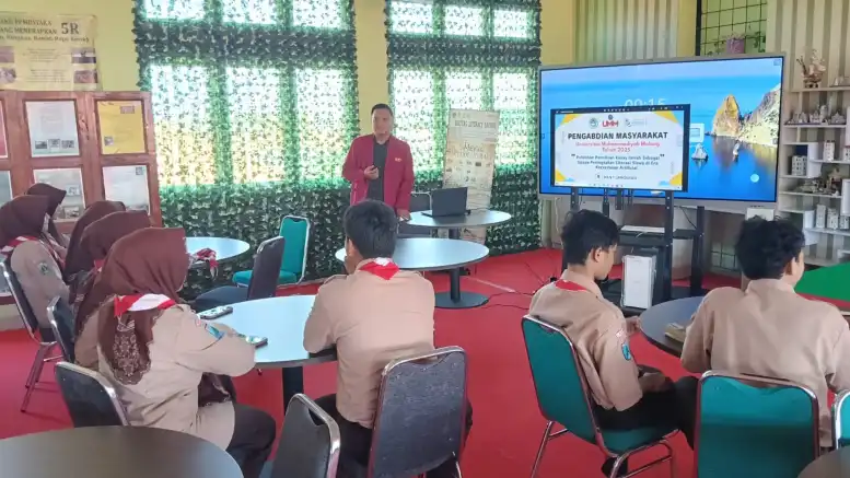 Mahasiswa Pascarjana UMM Latih Penulisan Esai Ilmiah Berbasis AI di MAN 1 Lamongan