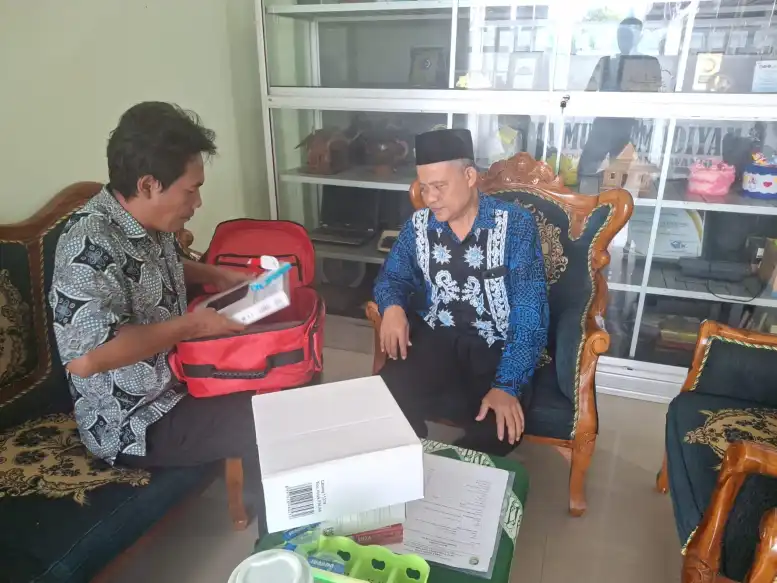 PMR Wira SMA Muha Genteng Terima Bantuan Alat Kesehatan dari Puskesmas Genteng Kulon
