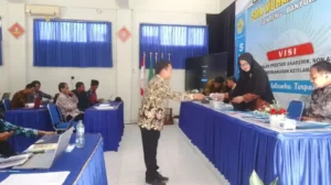 Pacu Target SPMB 2026, Kepala SMA Muha Genteng Bagikan SK kepada Guru