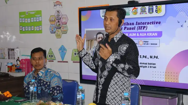 Guru AUM–AUA Krian Ikuti Pelatihan Interactive Flat Panel di SD Mukrida